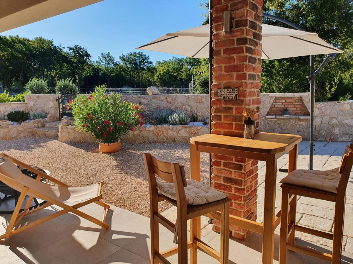 Villa Alara - Charming Villa With Heated Swimming Pool Milohnici Esterno foto