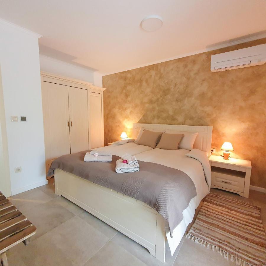 Villa Alara - Charming Villa With Heated Swimming Pool Milohnici Esterno foto