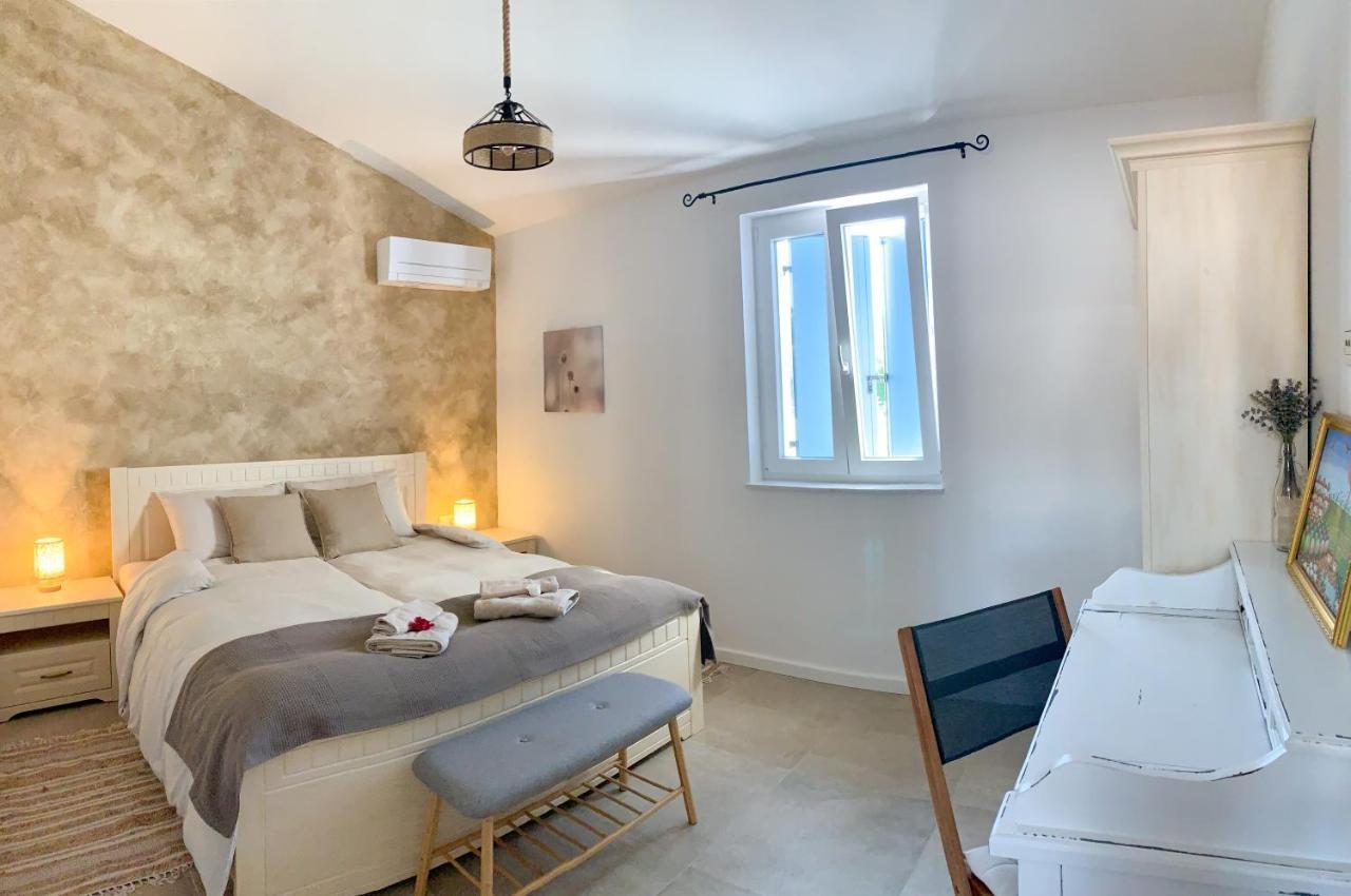 Villa Alara - Charming Villa With Heated Swimming Pool Milohnici Esterno foto