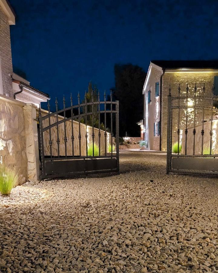 Villa Alara - Charming Villa With Heated Swimming Pool Milohnici Esterno foto